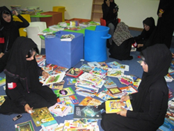 شاركت 32 متطوعا ومتطوعة  في تنظيم مكتبة المركز الثقافي  بمنطقة مسافي