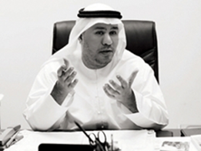 يصف الشاعر أحمد العسم ديوانه الجديد «باب النظرة»