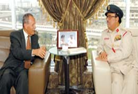 أهدى المستشار محمد دياب الموسى للقائد العام لشرطة دبي كتابه (سيرة على درب المسيرة)