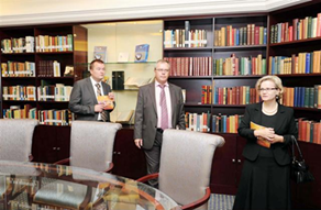 مركز الامارات للدراسات يستقبل عددا من الوفود الأجنبية