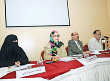 ندوة ثقافية، ضمت ثلاثة من الكتاب الذين قدموا أوراقا بحثية تحت عنوان “صورة المرأة في الأدب الإماراتي”