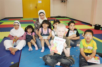 نظمت مدينة الشارقة للخدمات الإنسانية جلسة استماع لطلبة مركز التدخل المبكر من ذوي الإعاقة البصرية اليوم بمناسبة اليوم العالمي لكتاب الطفل