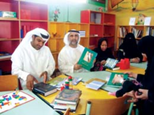 قدم وفد وزارة الثقافة والشباب وتنمية المجتمع المشارك في القافلة الثقافية هدية الى مدرسة أوحلة للتعليم الأساسي تمثل في 500 كتاب متنوع، فضلا عن تجهيزات كاملة لتأثيث وتركيب مكتبة خشبية لتجهيز القاعة التابعة لنادي القراء في المدرسة بهذه الكتب الجديدة