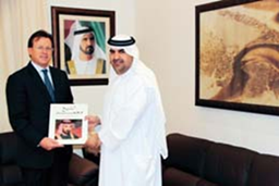 زار القنصل العام الأميركي في دبي، جستين سيبيرل مجلس ومكتبة جمال بن حويرب