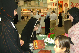 وقعت الإعلامية والباحثة حياة الحوسني كتابها "شارع الصحافة وفن الخبر"،