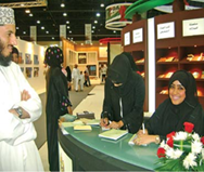 توقيع الشاعرة فايزة عبد القادر لمجموعتها الشعرية "الأسيرة"