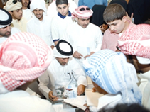 وقع الشاعر محمد بن فطيس المري كتابه “راعي البيرق”