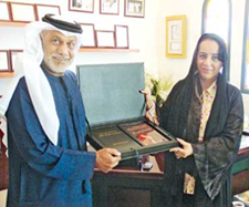 بحث الشاعر والإعلامي راشد شرار مدير مركز الشارقة للشعر الشعبي مع الباحثة الدكتورة رفيعة غباش إمكانية جمع أشعار الشاعرات الإماراتيات المخضرمات على ان يتم إصداره ضمن إصدارات المركز