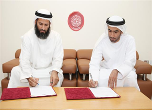 وقعت أكاديمية الشعر وورثة الشاعر الإماراتي أحمد بن علي الكندي إتفاقية لنشر قصائد الراحل في ديوان تصدره قريبا