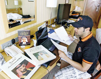 يستعين بثلاثة كتب للتعريف بمنجزات الدولة