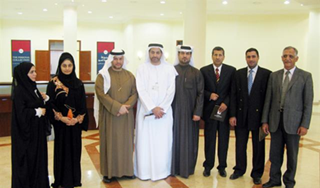 اطلع وفد من وزارة البيئة والمياه على ما تحتويه دارة الدكتور سلطان القاسمي للدراسات الخليجية