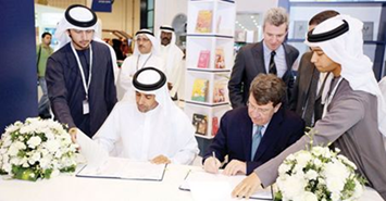 توقيع اتفاقية تعاون متبادل بين هيئة أبوظبي للثقافة والتراث ممثلة بمحمد خلف المزروعي مستشار الثقافة والتراث في ديوان سمو ولي عهد أبوظبي مدير عام الهيئة، وبين المعهد الفرنسي المسؤول عن تعزيز الثقافة الفرنسية في جميع أنحاء العالم ممثلاً بكزافييه داركوس رئيس المعهد