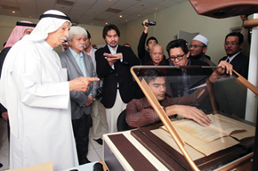 زيارة ملك ولاية نجري سمبيلان توانكو محرز، يرافقه ابناه ولي العهد تونكو زين العابدين وتونكو رضاء الدين إلى مركز جمعة الماجد للثقافة والتراث