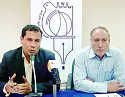 الشاعر الفلسطيني سامح كعوش في محاضرة تحدث فيها عن كتابه “جماليات الأنا الشاعرة.. ملامح الثقافة الشعبية في الإمارات”