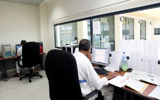 أكد الملازم أول محمد عبد الله العبيدلي، رئيس قسم البرامج التعليمية في إدارة تعليم وتدريب النزلاء بالمؤسسات العقابية والإصلاحية بشرطة دبي أن عدد الكتب التي استفاد منها النزلاء خلال 17 شهراً بلغ 18 ألف كتاب