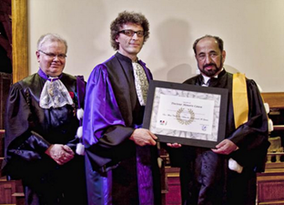 الدكتوراه الفخرية من جامعة باريس ديدرو “باريس السابعة”، تقديراً منها لدور سموه في دعم البحوث العلمية ونشر الثقافة والفن وتطوير التعليم محلياً ودولياً