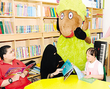 كاتبة سعودية تقرأ لأطفال مركز راشد