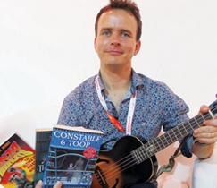 بفضل نصيحة زوجتي نشرت «بلومزبري» عام 2007 أول أربعة كتب لي ، الكاتب غاريث جونز يغني للأطفال في معرض الشارقة للكتاب