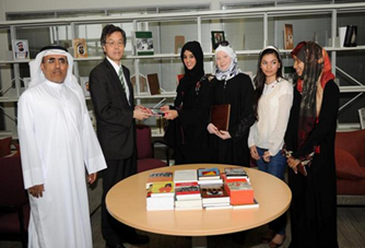 تلقت عمادة مكتبات جامعة الامارات في مدينة العين مجموعة من الكتب الخاصة بالتراث والتاريخ الياباني المعاصر