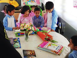 أقامت مدرسة العهد للتعليم الأساسي بمنطقة القوع مشروع المكتبة المتنقلة