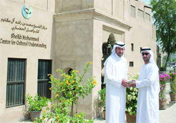 أهدى مركز جمعة الماجد للثقافة والتراث، مركز محمد بن راشد للتواصل الحضاري، مكتبة متخصصة باللغة الإنجليزية