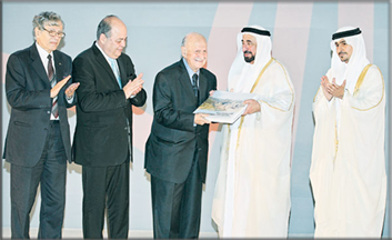 قدم صاحب السمو الشيخ الدكتور سلطان بن محمد القاسمي عضو المجلس الأعلى حاكم الشارقة، إهداء لجمهورية مصر العربية عبارة عن قاعة مكتبية تحوي 4000 عنوان وكتاب من مجموعته الخاصة للمجمع العلمي في مصر