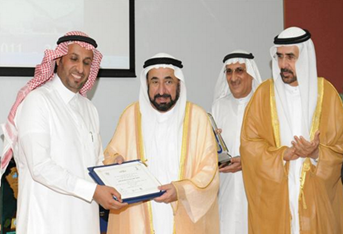 الدكتور فهد بن محمد بن عبد المحسن الفريح من المملكة العربية السعودية الفائز بجائزة الشارقة لأفضل أطروحة دكتوراه في العلوم الإدارية في الوطن العربي عن أطروحته بعنوان دور المكتبات الأكاديمية في دعم برمج التعليم عن بعد في التعليم العالي السعودي " دراسة حالة ".