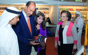 تبرع المركز الأمريكي للثقافة والإعلام التابع لسفارة الولايات المتحدة الأمريكية في الدولة بقيمة جائزة أفضل ناشر أجنبي التي فاز بها ضمن جوائز معرض الشارقة الدولي للكتاب لصالح مدينة الشارقة للخدمات الإنسانية