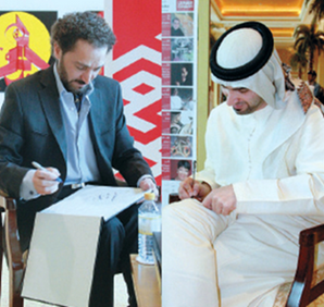 نصير شمة الذي وقع كتاب (أحلام عازف الخشبة)،