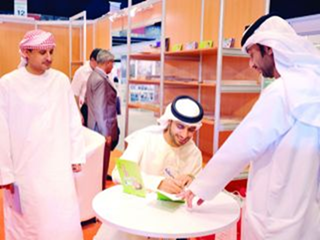 وقع الشاعر والناقد الإماراتي محمد نور الدين كتابيه الشعريين “أبوقفل في عش الزوجية” و”مفتاح شاعر الأطفال”