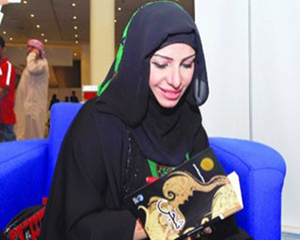 وقعت الروائية الإماراتية سارة الجروان روايتها “شجن”