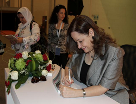 وقعت الكاتبة الأردنية سميحة خريس كتابها الأخير "على جناح الطير سيرة المدائن" الصادر عن دار الحوار للنشر