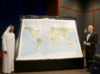 تسلم " المركز الوطني للوثائق والبحوث " أول نسخة على مستوى العالم من " أطلس إيرث بلاتينيوم " الذي يحتوى على / 128 / صفحة و يعد أكبر أطلس في العالم