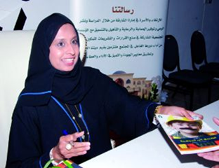 حفلات التوقيع في معرض الشارقة للكتاب تحتفي بالشعر والسرد والتاريخ