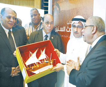 كرم اتحاد الناشرين المصريين جمعة عبدالله القبيسي المدير العام لمعرض أبوظبي الدولي للكتاب