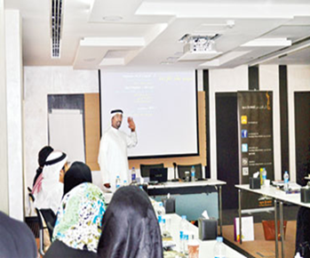 نظم مشروع ثقافة بلا حدود دورة القراءة السريعة لموظفي حكومة الشارقة بالتعاون مع الدكتور يوسف الخضر