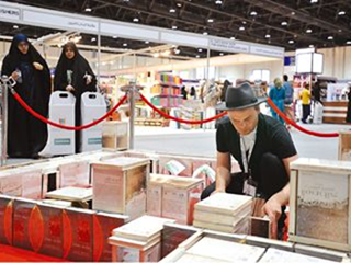 الألماني فرانك كلوتجين يبني نماذج لهما في معرض الكتاب 600 كتاب لتشييد قصر الحصن.. و800 لمعالم قصر الإمارات