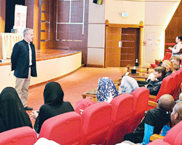 في إطار فعاليات حملة “أبوظبي تقرأ” مجموعة من البرامج التوعوية والتثقيفية الموجهة إلى أولياء الأمور نحو أهمية القراءة والمطالعة