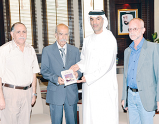 عبد الكريم السيد محتفياً بإصداره الجديد: “رواد التشكيل  في دولة الإمارات”،