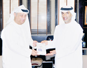 كرم عبدالله العويس رئيس دائرة الثقافة والإعلام في الشارقة الكاتب المسرحي عبدالله صالح عن نصين مسرحيين للأطفال صدرا هذا العام وهما: “جنة الأخوة” و”باب الأمل”،