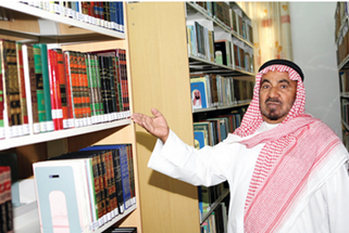 حاكم عجمان يهدي مكتبة سالم بن عبدالله مجموعة مترجمة للقرآن الكريم