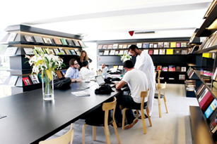 مكتبة عصرية في «الصفا» تضم 550 كتابا عن الفن والعمارة