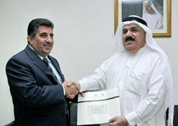 أهدى المركز الوطني للوثائق والبحوث في أبوظبي مركز جمعة الماجد للثقافة والتراث مجموعة من الدوريات المتنوعة بلغت / 6594 / عددا من 26 دورية