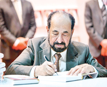 حاكم الشارقة يدشن النسخة الانجليزية الثانية والفرنسية الأولى من كتاب حديث الذاكرة