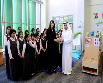 أهدى مركز سلطان بن زايد للثقافة والإعلام مدرسة "مبارك بن محمد" في أبوظبي نسخا من كتاب " قصص من سيرة النبي محمد " من تأليف المترجم العالمي الدكتور دنيس جونسون ديفيز .. و" القاموس القصصي للأطفال " من تأليف الكاتبة شهرزاد العربي