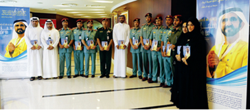 وزَّعَ اللواء راشد ثاني المطروشي مدير عام الدفاع المدني بدبي كتاب «ومضات من فكر»