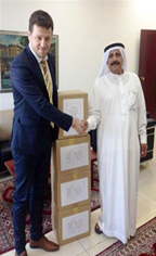 قدمت مؤسسة سلطان بن علي العويس الثقافية عددا كبيرا من الكتب والإصدارات إلى جمعية البيارة الثقافية في دبي لدعم مشروعها " القراءة مفتاح العالم "