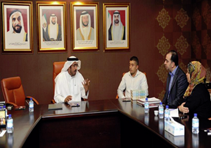 اهدى مركز سلطان بن زايد للثقافة والإعلام جمعية البيارة الفلسطينية مجموعة من اصداراته دعما للمكتبات في فلسطين