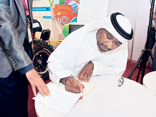 وقع الباحث الإماراتي الحظ مصبح فرحان في معرض “العين تقرأ” كتابه الجديد “يقول المتوصف”،