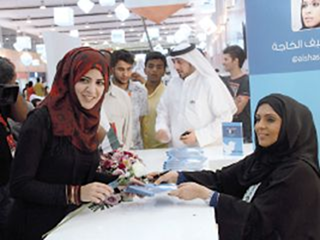 وقعت الكاتبة الإماراتية عائشة سيف الخاجة كتابها «تغريداتي من ذاتي»،